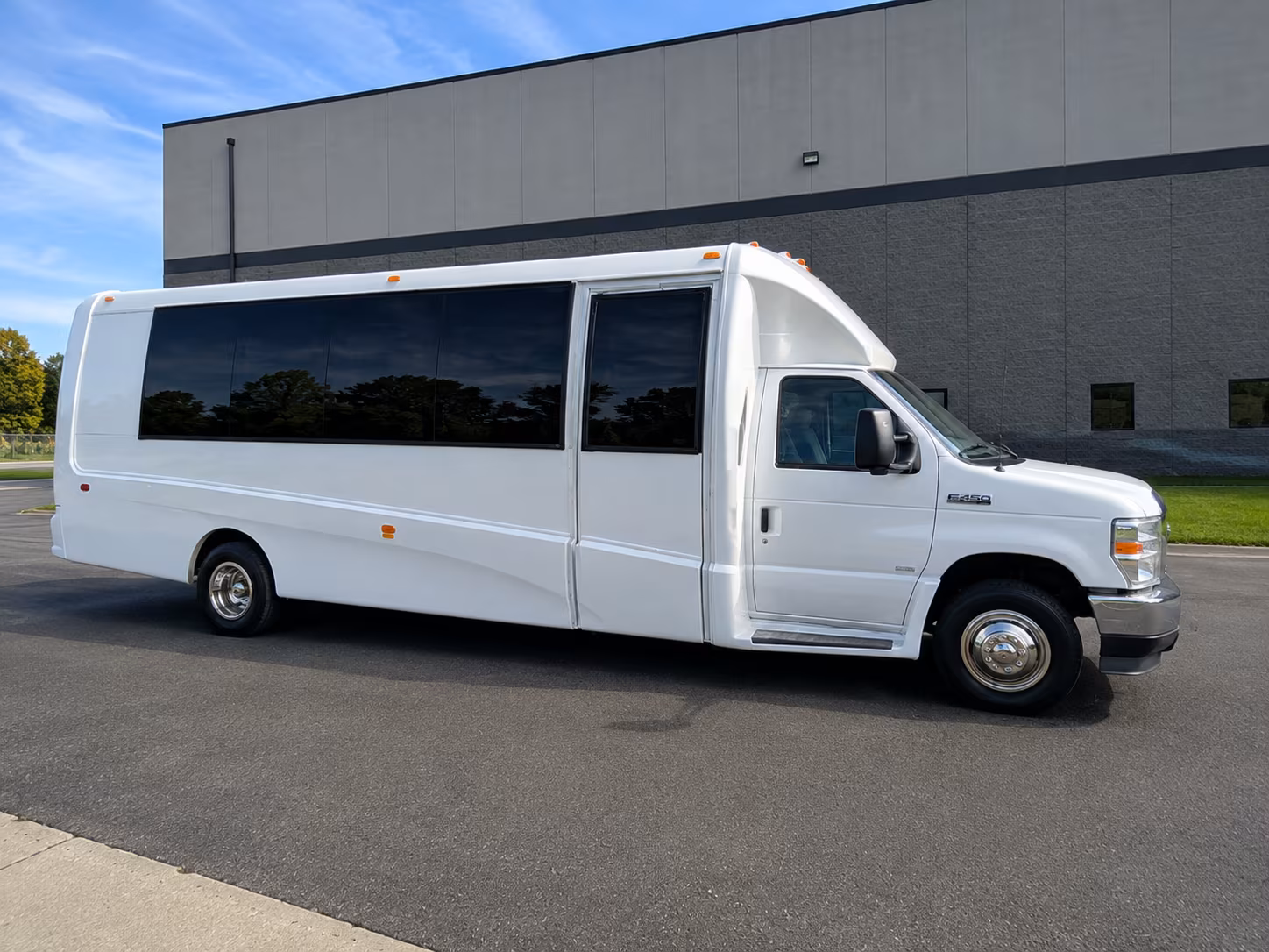 pico rivera easy employee shuttles with a pico rivera bus rental